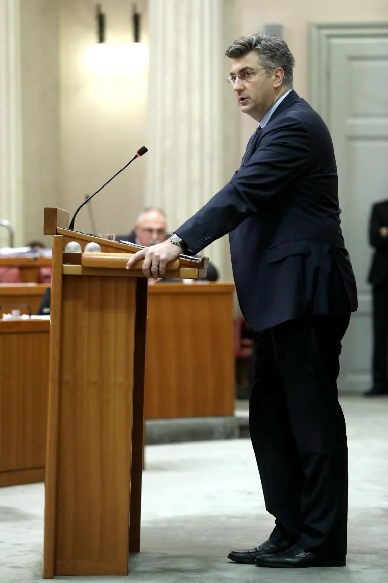 Ni mjesec dana odmora nekim zastupnicima nije bilo dovoljno pa su na prvi dan sjednice krenuli skupljati 'neopravdane'