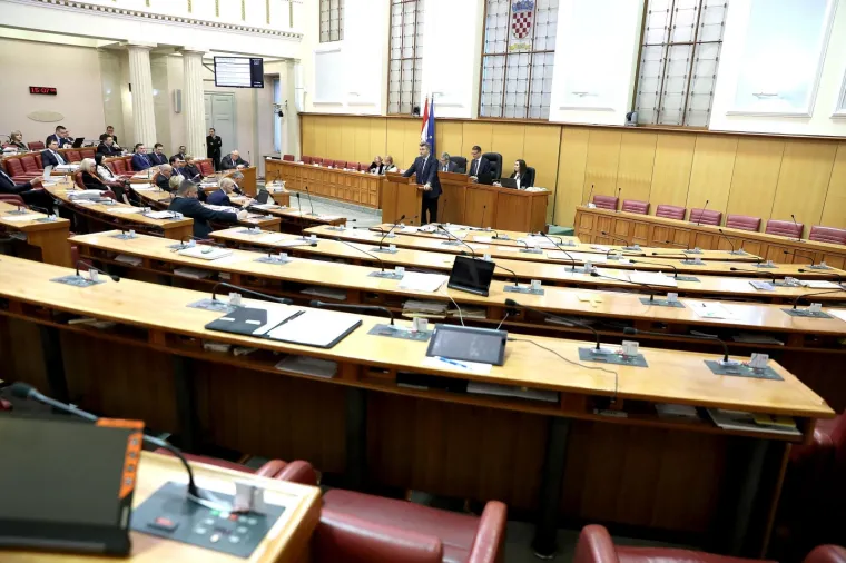 Ni mjesec dana odmora nekim zastupnicima nije bilo dovoljno pa su na prvi dan sjednice krenuli skupljati 'neopravdane'