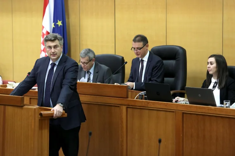 Ni mjesec dana odmora nekim zastupnicima nije bilo dovoljno pa su na prvi dan sjednice krenuli skupljati 'neopravdane'