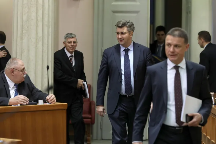 Ni mjesec dana odmora nekim zastupnicima nije bilo dovoljno pa su na prvi dan sjednice krenuli skupljati 'neopravdane'