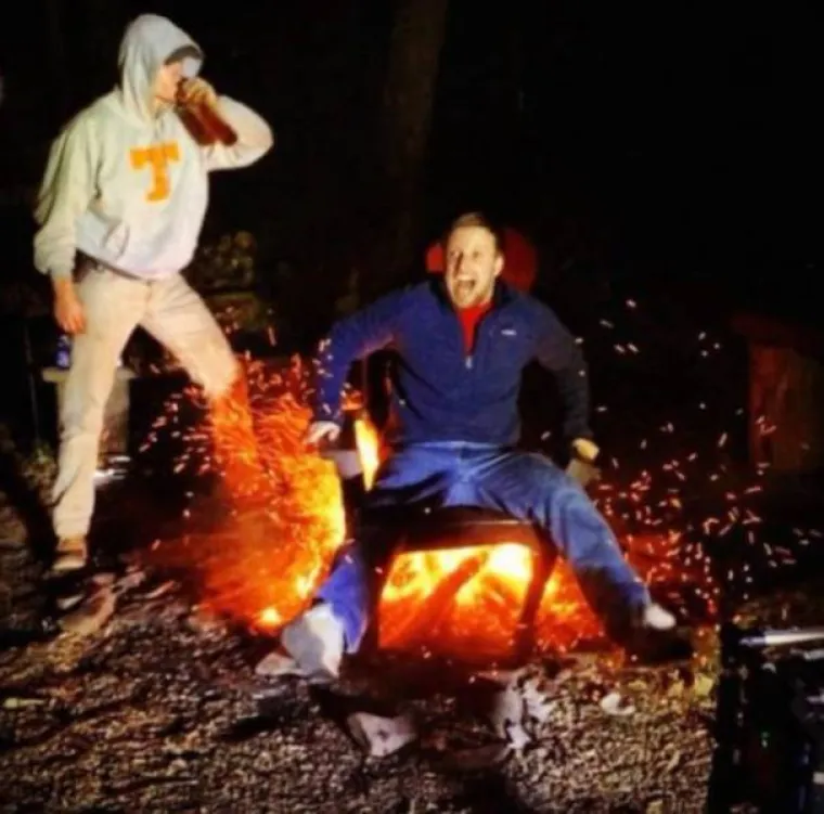 FOTOGRAFIJE ZBOG KOJIH SU HTJELI PROPASTI U ZEMLJU: Ne podnose dobro alkohol, ali nikako da odustanu