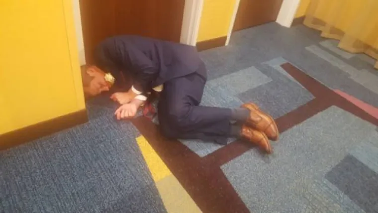 FOTOGRAFIJE ZBOG KOJIH SU HTJELI PROPASTI U ZEMLJU: Ne podnose dobro alkohol, ali nikako da odustanu