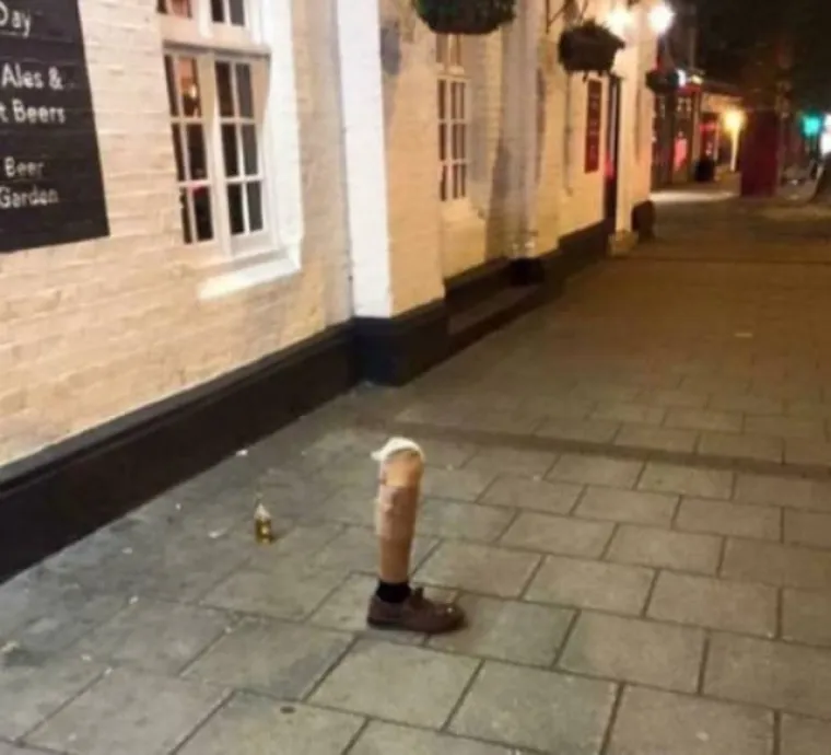 FOTOGRAFIJE ZBOG KOJIH SU HTJELI PROPASTI U ZEMLJU: Ne podnose dobro alkohol, ali nikako da odustanu