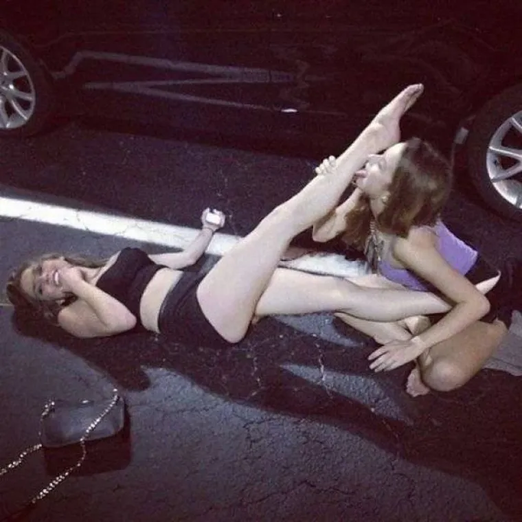 FOTOGRAFIJE ZBOG KOJIH SU HTJELI PROPASTI U ZEMLJU: Ne podnose dobro alkohol, ali nikako da odustanu