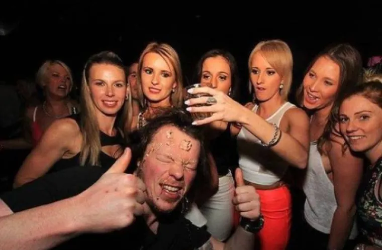 FOTOGRAFIJE ZBOG KOJIH SU HTJELI PROPASTI U ZEMLJU: Ne podnose dobro alkohol, ali nikako da odustanu