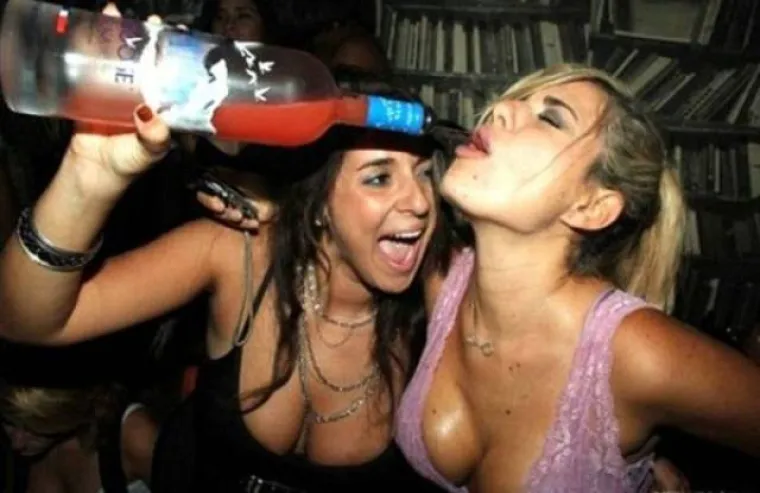 FOTOGRAFIJE ZBOG KOJIH SU HTJELI PROPASTI U ZEMLJU: Ne podnose dobro alkohol, ali nikako da odustanu
