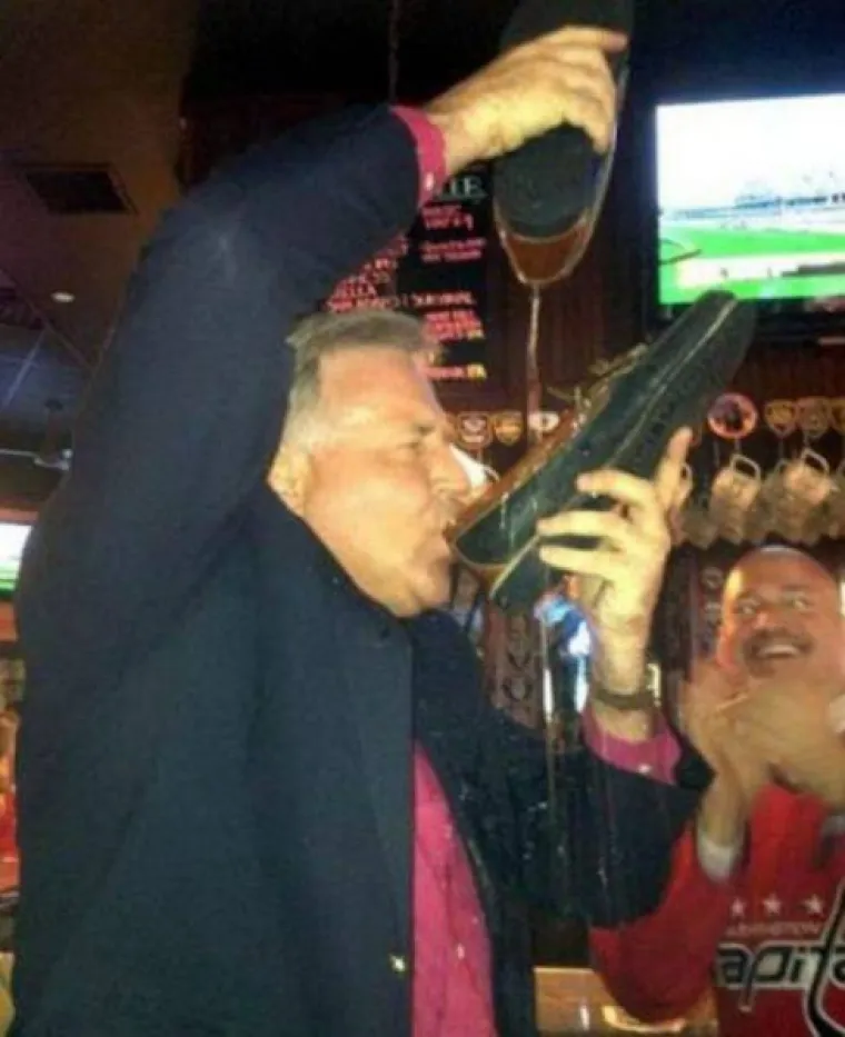 FOTOGRAFIJE ZBOG KOJIH SU HTJELI PROPASTI U ZEMLJU: Ne podnose dobro alkohol, ali nikako da odustanu