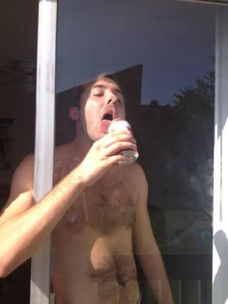 FOTOGRAFIJE ZBOG KOJIH SU HTJELI PROPASTI U ZEMLJU: Ne podnose dobro alkohol, ali nikako da odustanu