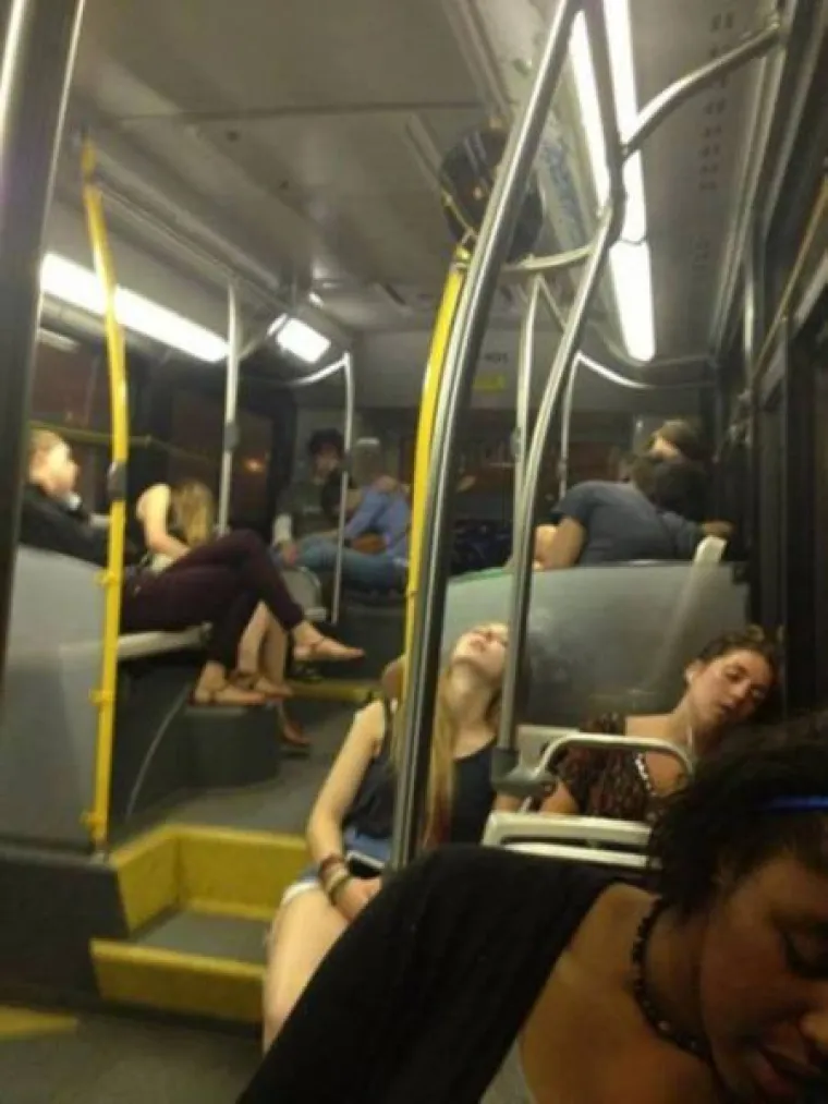 FOTOGRAFIJE ZBOG KOJIH SU HTJELI PROPASTI U ZEMLJU: Ne podnose dobro alkohol, ali nikako da odustanu