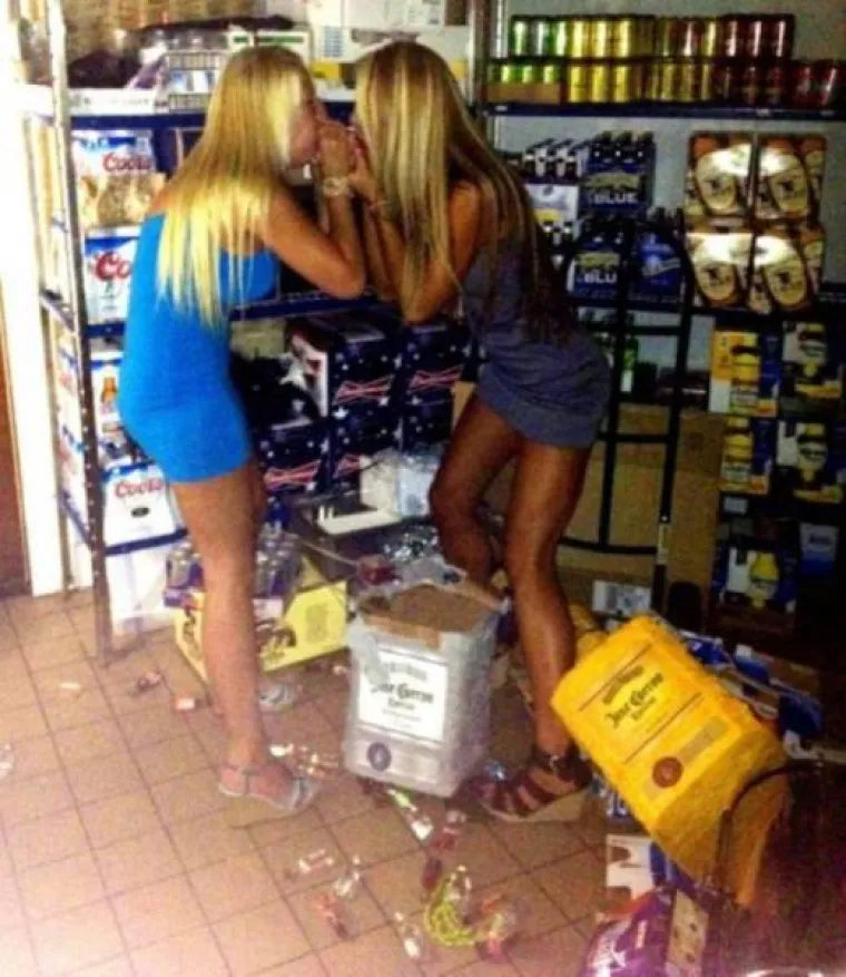 FOTOGRAFIJE ZBOG KOJIH SU HTJELI PROPASTI U ZEMLJU: Ne podnose dobro alkohol, ali nikako da odustanu