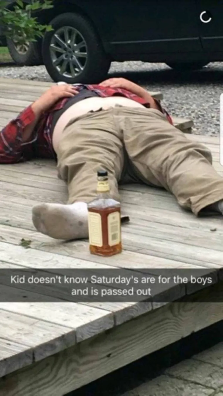 FOTOGRAFIJE ZBOG KOJIH SU HTJELI PROPASTI U ZEMLJU: Ne podnose dobro alkohol, ali nikako da odustanu