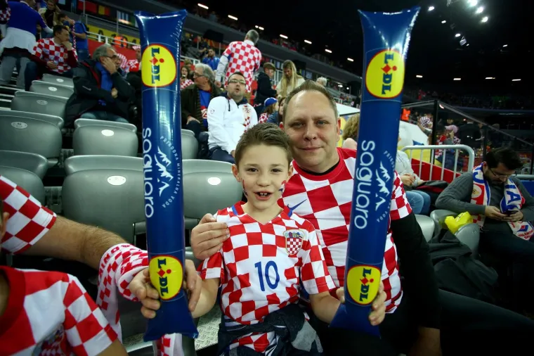 KAUBOJI POČELI BORBU ZA POLUFINALE: Navijači ostali doma, pogledajte kako izgledaju tribine u Areni