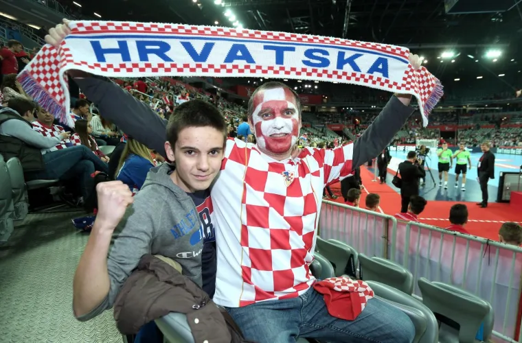 KAUBOJI POČELI BORBU ZA POLUFINALE: Navijači ostali doma, pogledajte kako izgledaju tribine u Areni