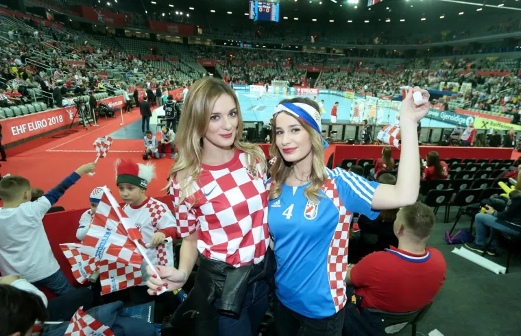 KAUBOJI POČELI BORBU ZA POLUFINALE: Navijači ostali doma, pogledajte kako izgledaju tribine u Areni