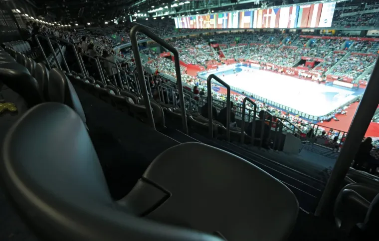 KAUBOJI POČELI BORBU ZA POLUFINALE: Navijači ostali doma, pogledajte kako izgledaju tribine u Areni