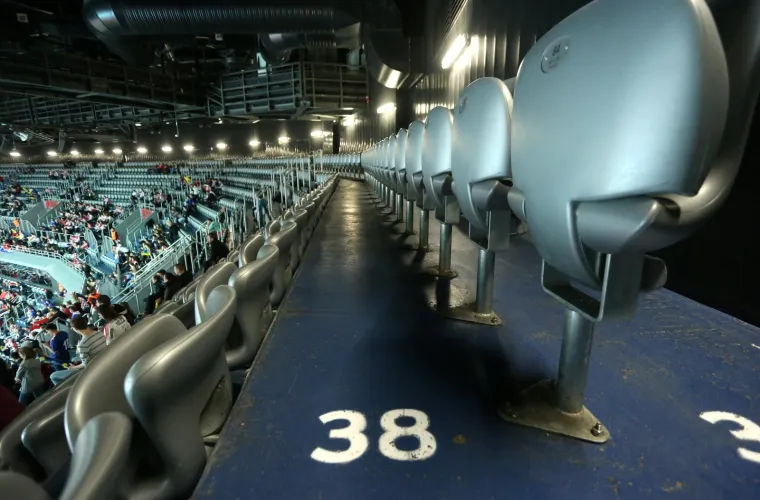 KAUBOJI POČELI BORBU ZA POLUFINALE: Navijači ostali doma, pogledajte kako izgledaju tribine u Areni