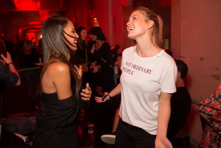 Victorijine anđelice, Bar Refaeli i Adrien Brody na zanimljivom modnom eventu