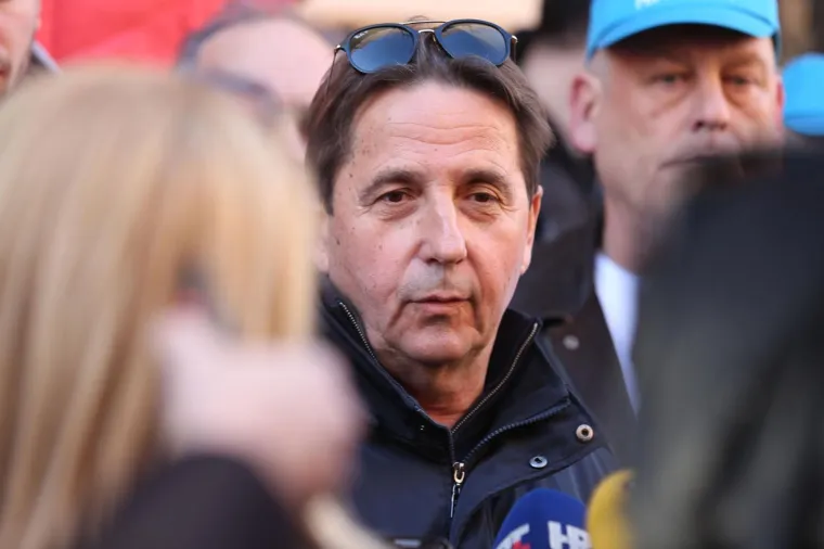 Ispred Županijskog suda održan veliki skup podr&scaron;ke Petrini kojeg tuži sutkinja koja je oslobodila Horvatinčića