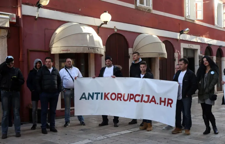 Ispred Županijskog suda održan veliki skup podr&scaron;ke Petrini kojeg tuži sutkinja koja je oslobodila Horvatinčića