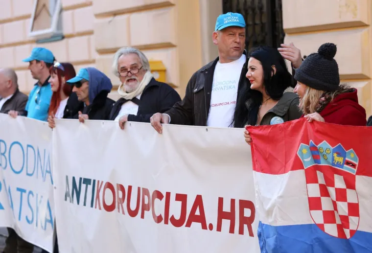 Ispred Županijskog suda održan veliki skup podr&scaron;ke Petrini kojeg tuži sutkinja koja je oslobodila Horvatinčića