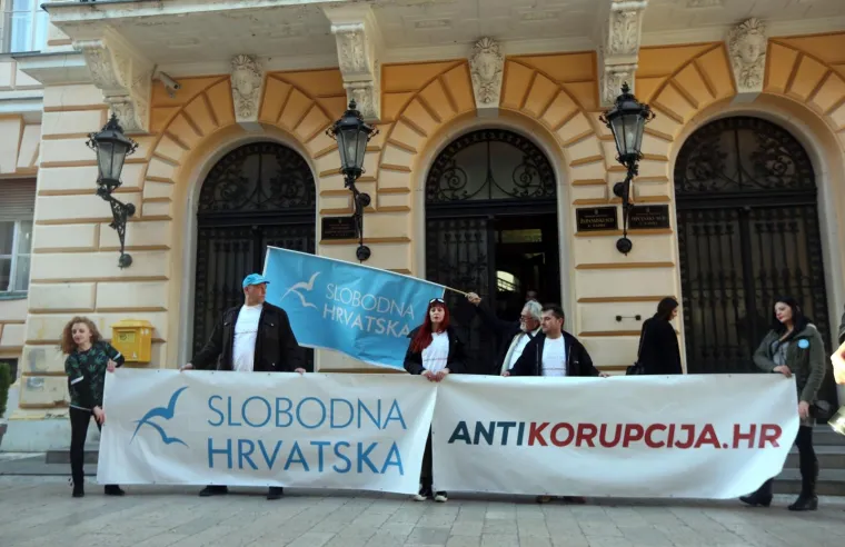 Ispred Županijskog suda održan veliki skup podr&scaron;ke Petrini kojeg tuži sutkinja koja je oslobodila Horvatinčića