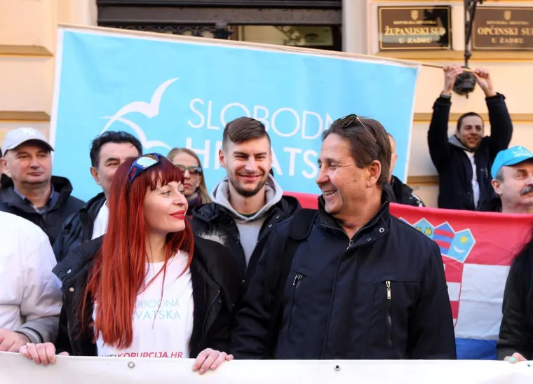 Ispred Županijskog suda održan veliki skup podr&scaron;ke Petrini kojeg tuži sutkinja koja je oslobodila Horvatinčića