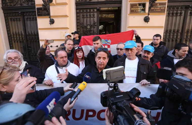 Ispred Županijskog suda održan veliki skup podr&scaron;ke Petrini kojeg tuži sutkinja koja je oslobodila Horvatinčića