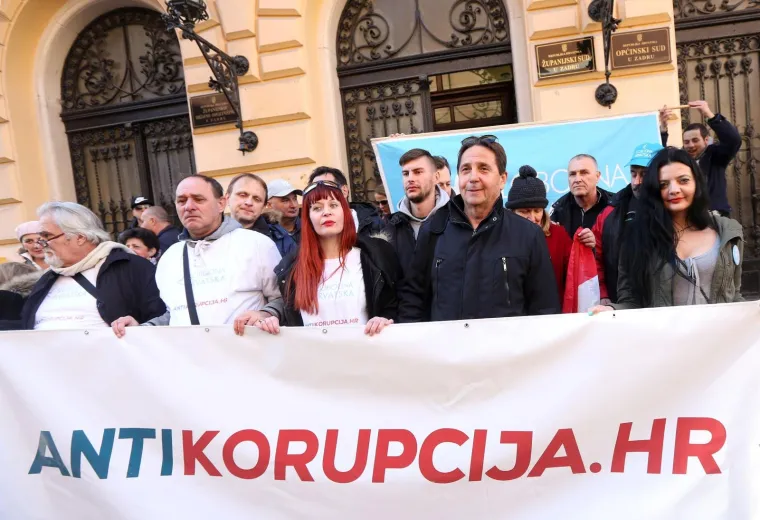 Ispred Županijskog suda održan veliki skup podr&scaron;ke Petrini kojeg tuži sutkinja koja je oslobodila Horvatinčića