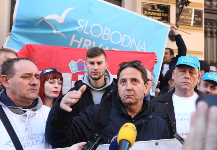 Ispred Županijskog suda održan veliki skup podr&scaron;ke Petrini kojeg tuži sutkinja koja je oslobodila Horvatinčića