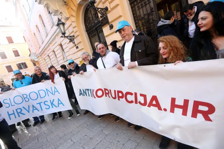 Ispred Županijskog suda održan veliki skup podr&scaron;ke Petrini kojeg tuži sutkinja koja je oslobodila Horvatinčića