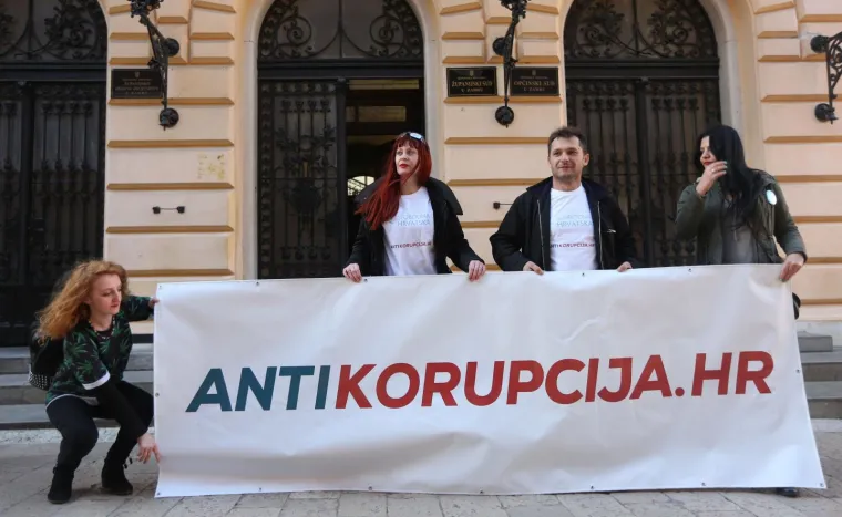 Ispred Županijskog suda održan veliki skup podr&scaron;ke Petrini kojeg tuži sutkinja koja je oslobodila Horvatinčića