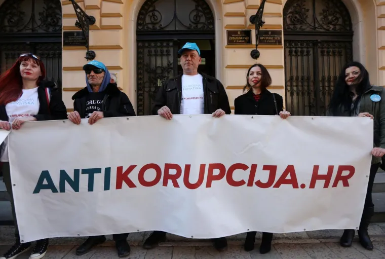 Ispred Županijskog suda održan veliki skup podr&scaron;ke Petrini kojeg tuži sutkinja koja je oslobodila Horvatinčića