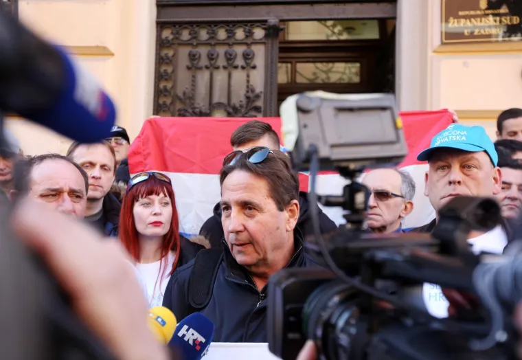 Ispred Županijskog suda održan veliki skup podr&scaron;ke Petrini kojeg tuži sutkinja koja je oslobodila Horvatinčića