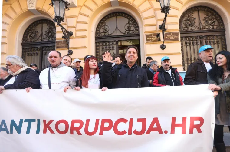 Ispred Županijskog suda održan veliki skup podr&scaron;ke Petrini kojeg tuži sutkinja koja je oslobodila Horvatinčića