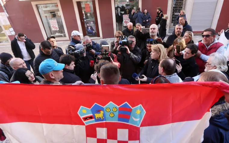 Ispred Županijskog suda održan veliki skup podr&scaron;ke Petrini kojeg tuži sutkinja koja je oslobodila Horvatinčića