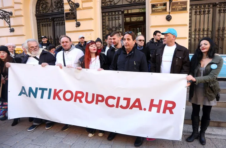 Ispred Županijskog suda održan veliki skup podr&scaron;ke Petrini kojeg tuži sutkinja koja je oslobodila Horvatinčića