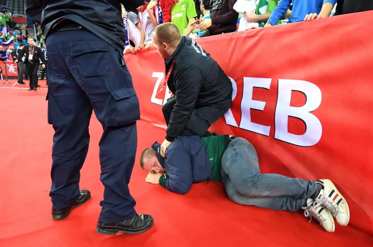 Intervencija osiguranja tijekom rukometne utakmice Slovenija - Crna Gora