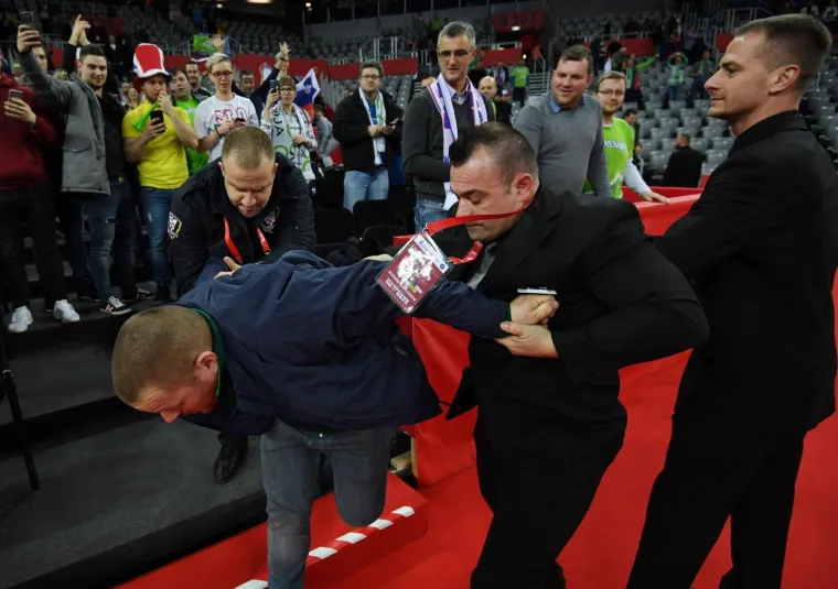 Intervencija osiguranja tijekom rukometne utakmice Slovenija - Crna Gora