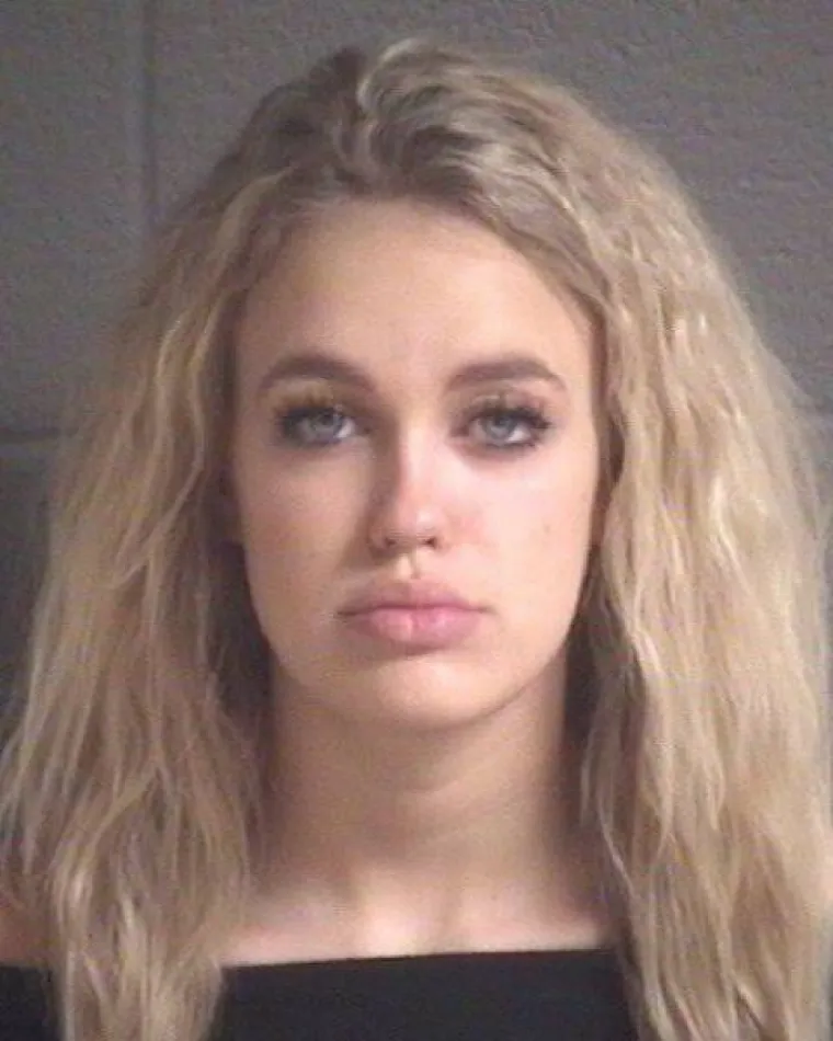 UREDILE SE ČAK I PRIJE ODLASKA U PRITVOR: Kriminalno lijepe djevojke ispadaju dobro čak i na fotkama nakon uhićenje