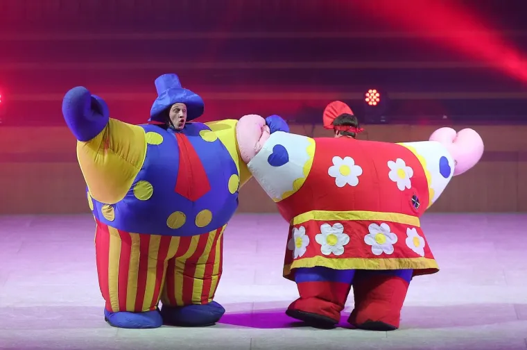 MOSKOVSKI CIRKUS NA LEDU ODUŠEVIO PREPUNI LISINSKI: Rusi spektakularnim akrobacijama oduzimali dah publici