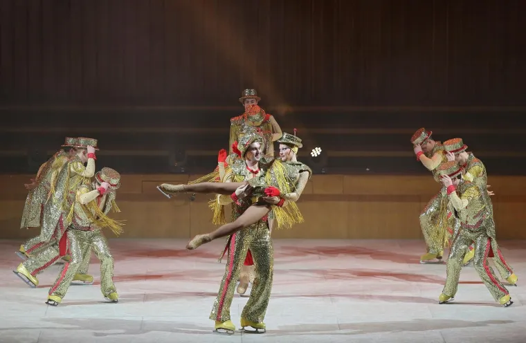 MOSKOVSKI CIRKUS NA LEDU ODUŠEVIO PREPUNI LISINSKI: Rusi spektakularnim akrobacijama oduzimali dah publici