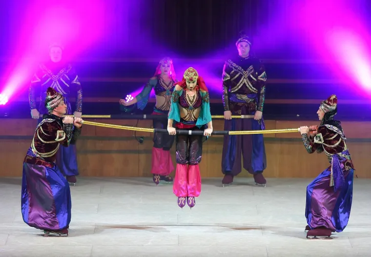 MOSKOVSKI CIRKUS NA LEDU ODUŠEVIO PREPUNI LISINSKI: Rusi spektakularnim akrobacijama oduzimali dah publici