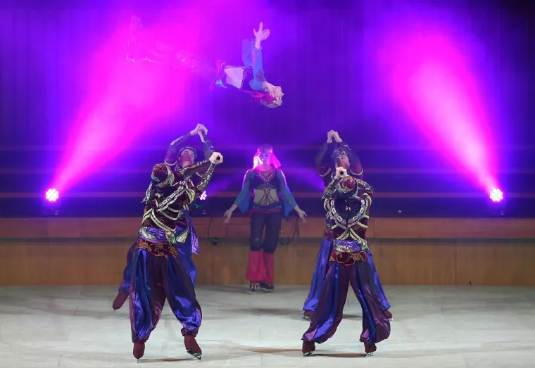 MOSKOVSKI CIRKUS NA LEDU ODUŠEVIO PREPUNI LISINSKI: Rusi spektakularnim akrobacijama oduzimali dah publici