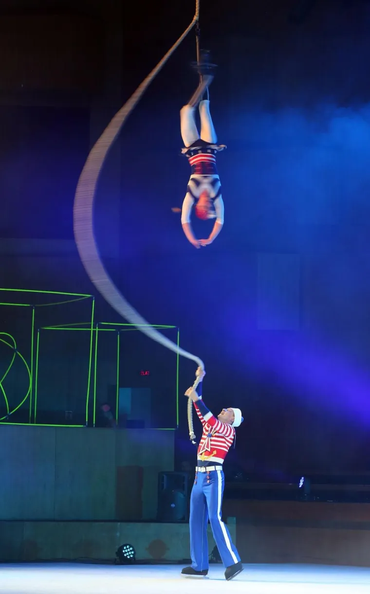 MOSKOVSKI CIRKUS NA LEDU ODUŠEVIO PREPUNI LISINSKI: Rusi spektakularnim akrobacijama oduzimali dah publici