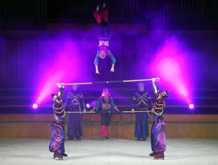 MOSKOVSKI CIRKUS NA LEDU ODUŠEVIO PREPUNI LISINSKI: Rusi spektakularnim akrobacijama oduzimali dah publici