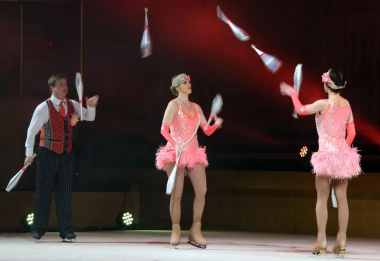 MOSKOVSKI CIRKUS NA LEDU ODU&Scaron;EVIO PREPUNI LISINSKI: Rusi spektakularnim akrobacijama oduzimali dah publici