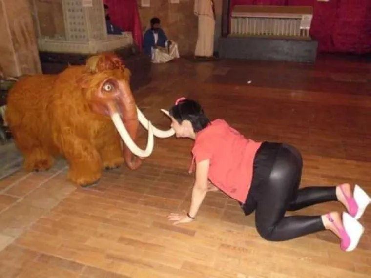 RUSKE DRU&Scaron;TVENE MREŽE PUNE SU SUMNJIVIH LIKOVA I JO&Scaron; SUMNJIVIJIH PONUDA: Slike koje objavljuju stvarno su... posebne