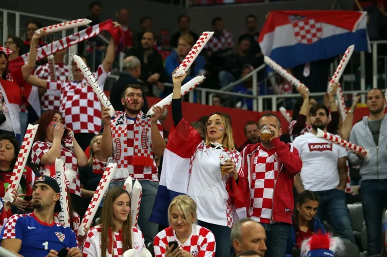 ATMOSFERA U ARENI JE PAKLENA! Uvjerite se, s ovakvim navijačima Hrvatska ne može izgubiti