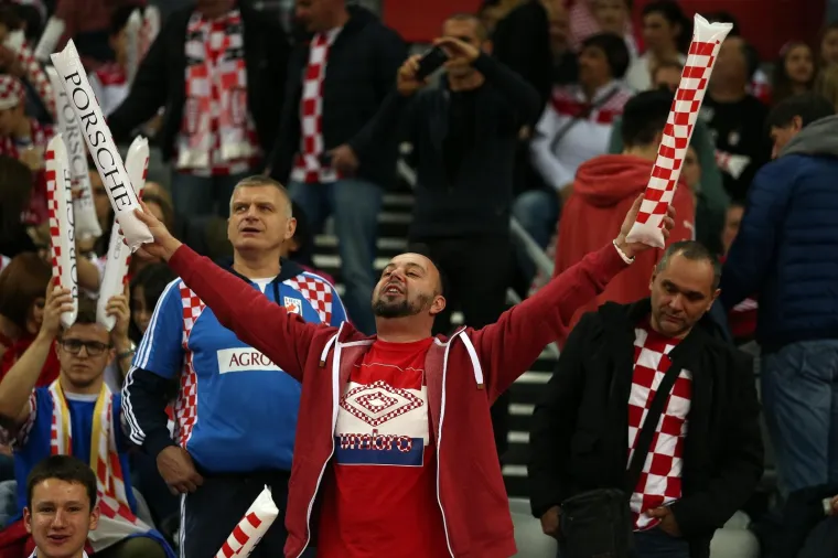 ATMOSFERA U ARENI JE PAKLENA! Uvjerite se, s ovakvim navijačima Hrvatska ne može izgubiti