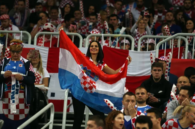ATMOSFERA U ARENI JE PAKLENA! Uvjerite se, s ovakvim navijačima Hrvatska ne može izgubiti